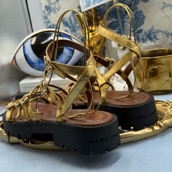 🆕 MARC JACOBS 🧿 NWOB The Daisy Gold Buckle Black Lug Sole Sandals, Sz 9M - Picture 12 of 16